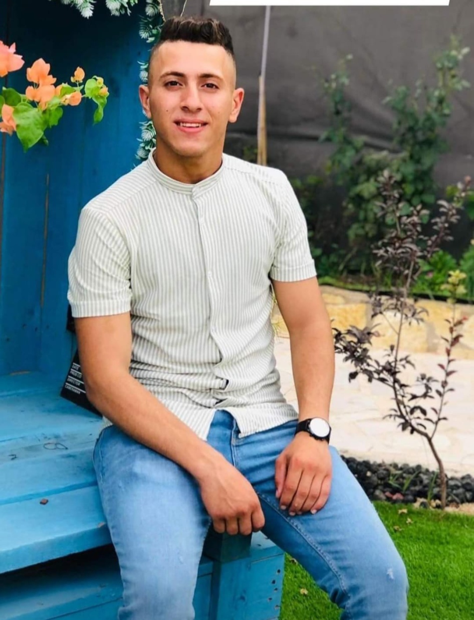 רפיק ר'נאם, בן 20, לאחר שנרשם לאוניברסיטה הפתוחה אל-קודס בג'נין כדי ללמוד עבודה סוציאלית. התמונה צולמה בשנת 2022, השנה שבה נהרג בידי כוחות ישראליים