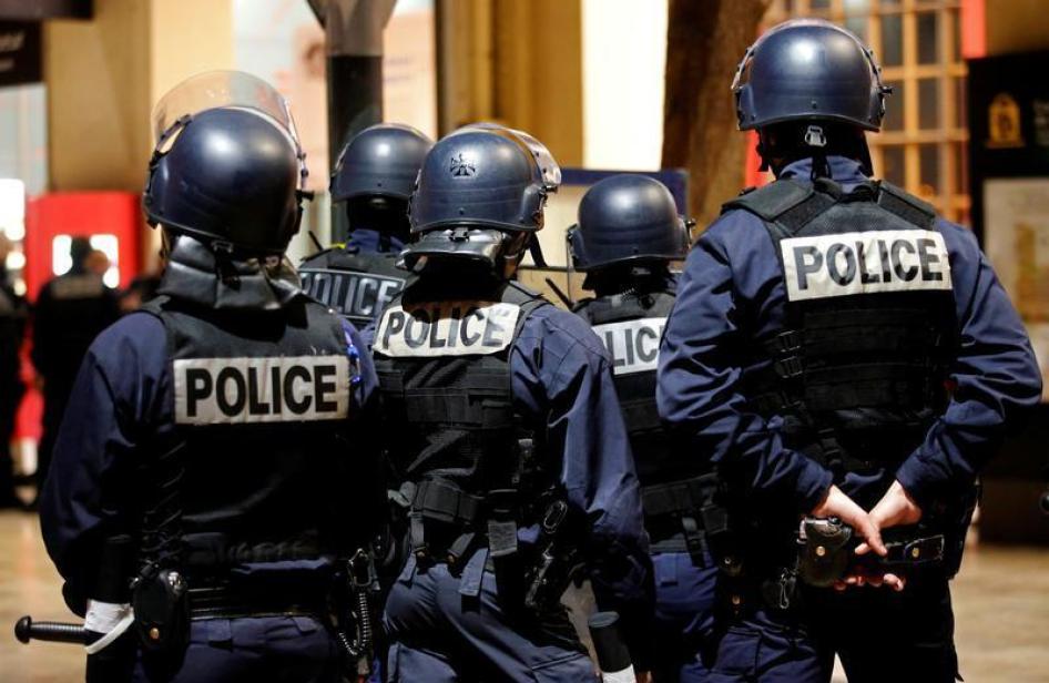 Des policiers français participent à un exercice d'entraînement à la gare de Marseille, France, le 4 mai 2016.